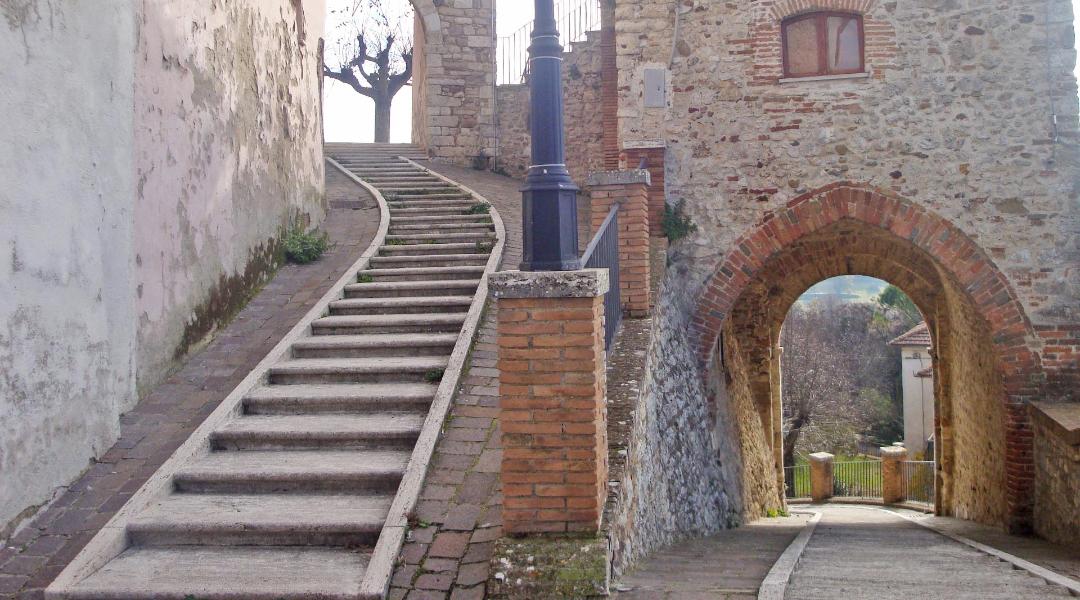 Scalinata nel borgo storico